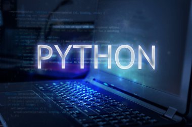 Dizüstü bilgisayara ve kod arka planına karşı Python yazıtları. Python programlama dili, bilgisayar kursları, eğitim öğrenin. 
