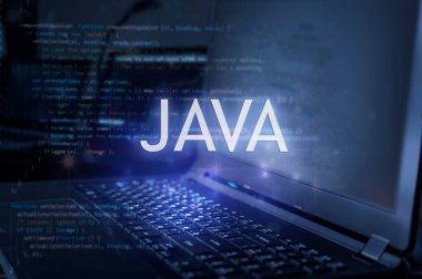 Laptop ve kod arka planına karşı Java yazıtları. Java programlama dili, bilgisayar kursları, eğitim öğrenin. 