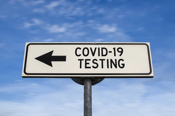 Covid Test Verkeersbord Pijl Blauwe Lucht Achtergrond Een Blanco Wegwijzer — Stockfoto