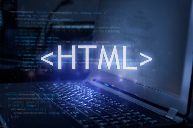 Dizüstü bilgisayara ve kod arka planına karşı HTML yazıtları. html programlama dili, bilgisayar kursları, eğitim öğrenin. 