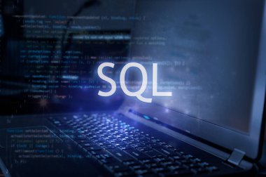 Dizüstü bilgisayara ve kod arka planına karşı SQL yazıtları. SQI programlama dili, bilgisayar kursları, eğitim öğrenin. 