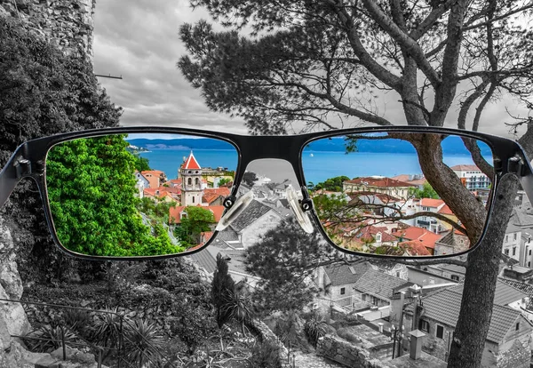 Olhando Através Óculos Para Vista Colorida Pinheiros Centro Cidade Velha — Fotografia de Stock