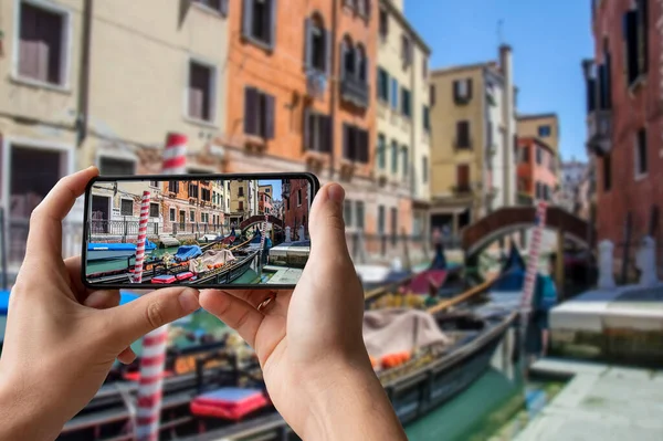 Turista Tomando Fotos Tradicional Góndola Decorada Canal Agua Veneciano Venecia — Foto de Stock