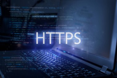 Dizüstü bilgisayara ve kod arka planına karşı HTTPS yazıları. İnternet güvenliği kavramı.