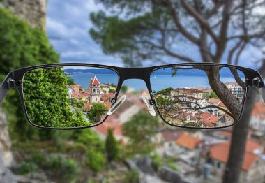 Dağlar, Cetina nehri ve denizle çevrili küçük Omis kasabası Makarska Riviera, Hırvatistan 'ın odaklı görüntüsü. Daha iyi görüş konsepti. Gözlüklerle odaklanmış resim.