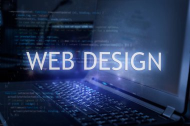 Dizüstü bilgisayara ve kod arka planına karşı web tasarımı yazımı. Web tasarımı, bilgisayar kursları, eğitim. 