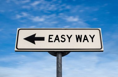 Kolay yol işareti, mavi gökyüzü arka planında ok. Kopya alanı olan tek yönlü boş yol işareti. Bir direğin üzerindeki ok tek yönü gösteriyor..