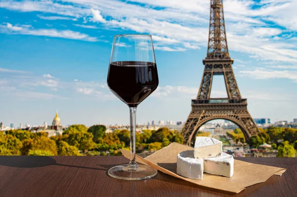 Glass Wine Brie Cheese Eiffel Tower Paris Skyline Background Sunny — Stock Photo, Image