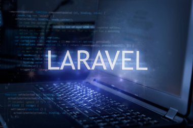 Laravel yazıtları dizüstü bilgisayara ve kod geçmişine karşı. Teknoloji konsepti.