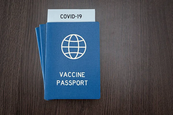 世界的なワクチンパスポートの概念 コロナウイルスワクチンを受けた人のための証明書 — ストック写真