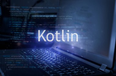 Dizüstü bilgisayara karşı Kotlin yazıtları ve kod geçmişi. Teknoloji konsepti. Programlama dilini öğren.