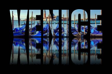 Venedik metni, siyah zemin üzerinde gondollardan oluşuyordu ve suda metin yansıması vardı. Gondolas rıhtımı, arka planda San Giorgio Maggiore kilisesi, Venedik, İtalya 'da Kanal Grande' de demirlemiş.