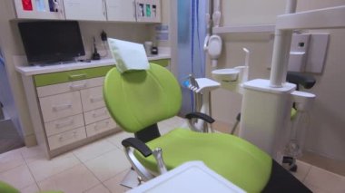 Sandalye ve diğer stomatolojik araçların olduğu 4k video.