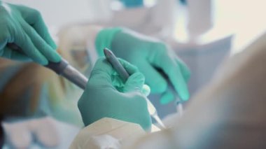 Stomatoloji konsepti. Yetenekli dişçiler ameliyat yapıyor..