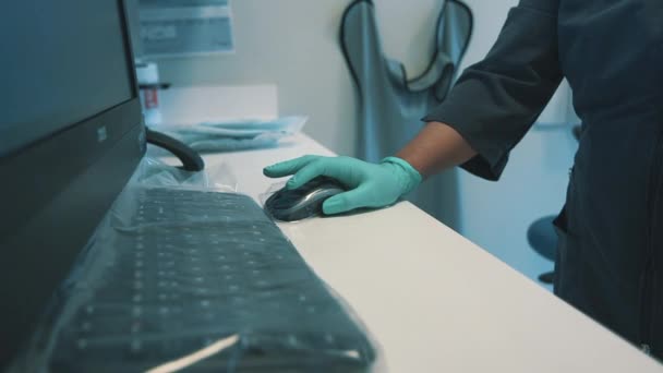 병원에서 컴퓨터를 사용하는 여성 테라 피스트의 비디오 촬영. — 비디오