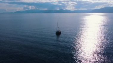 Romantik deniz manzarası ve güneş ışığındaki görkemli dağlar..