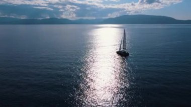 Romantik deniz manzarası ve güneş ışığındaki görkemli dağlar..