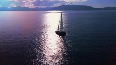 Ufukta güzel kristal dalgalar ve adalarla açık denizde tekne gezintisi..