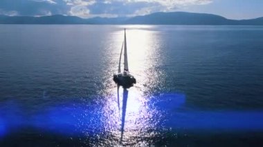 Ufukta güzel kristal dalgalar ve adalarla açık denizde tekne gezintisi..