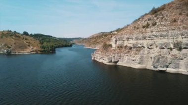 Hava aracı görüntülerindeki manzara çok güzel. Sakin nehir kayalar ve çayırlar arasında kıvranıyor..