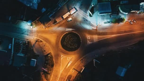 4k hyperlapse av biltrafik på vägen på natten i centrum. — Stockvideo