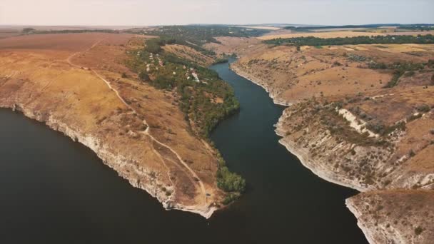 Panorama skalnatých kopců a klikaté řeky za slunečného počasí. — Stock video