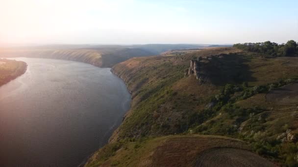 Vackra klippor ovanför floden Dnister i Ukraina i slutet av sommaren. — Stockvideo