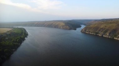 Dağ kayalıkları arasında derin bir gölün havadan görünüşü.