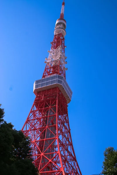 Ünlü televizyon Tokyo kule mavi gökyüzünde