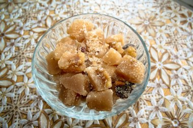 süt ve fındık ile şeker