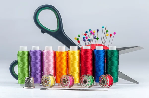 Set of reel of thread, scissors, buttons, fabric and pins for se — Stock Photo, Image