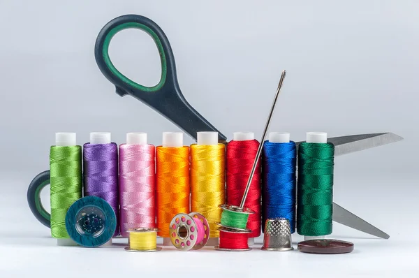 Set of reel of thread, scissors, buttons, fabric and pins for se — Stock Photo, Image