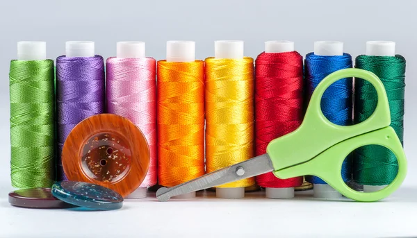 Set of reel of thread, scissors, buttons, fabric and pins for se — Stock Photo, Image