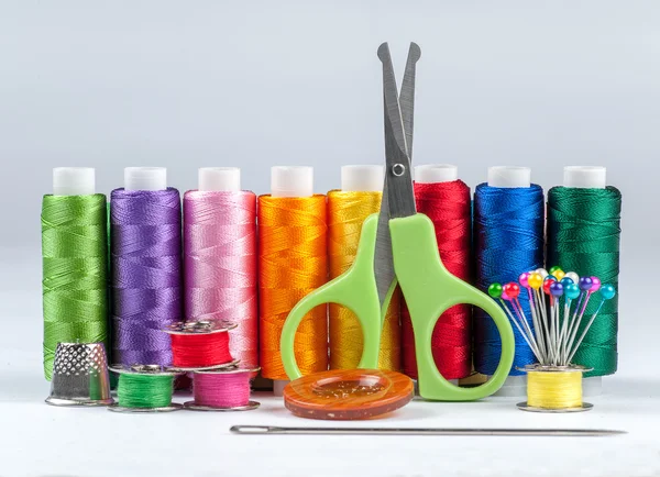 Set of reel of thread, scissors, buttons, fabric and pins for se — Stock Photo, Image