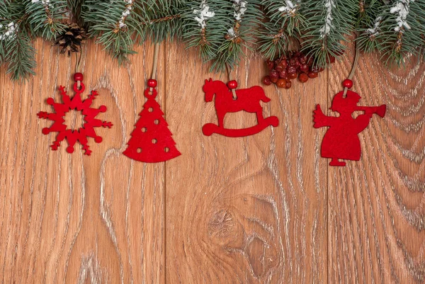 Fondo de madera de Navidad con abeto y decoración — Foto de Stock