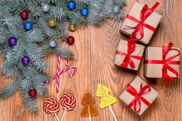 Cajas de regalo de Navidad, bastón de caramelo y rama de abeto — Foto de Stock