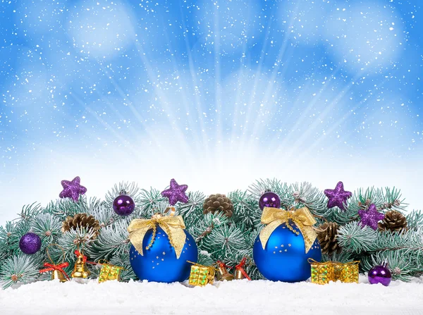 Χριστουγέννων πούλιες και μπλε μπάλες με χιόνι έλατο — Φωτογραφία Αρχείου