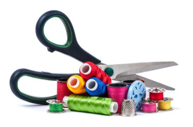 Beyaz arkaplanda izole edilmiş terzi ipliklerine sahip kompozisyon