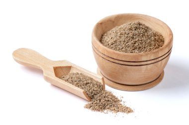 Çekilmiş karabiber üzerinde beyaz izole