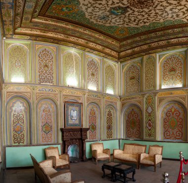 Şiraz, İran, 16 Temmuz 2021 İran 'ın Narenjestan Ghavam veya Qavam bahçesinde tarihi köşkü, kapıları ve duvarları ile.