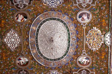 Şiraz, İran, 16 Temmuz 2021 İran 'ın Narenjestan Ghavam veya Qavam bahçesinin tarihi pavyonu, kapıları ve duvarları olan tavanı.