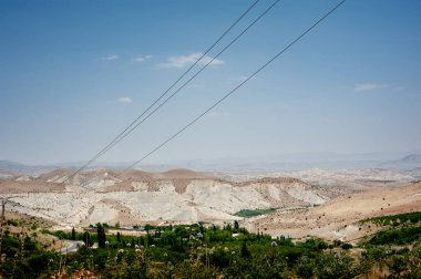 Öğlen meşe ağaçlı Rocky Dağları, Long Peak, Rocky Mountain marvdasht, Shiraz, İran önderliğindeki dağların panoramik manzarası.