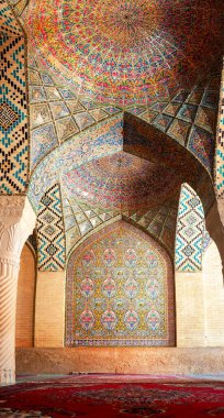Şiraz, İran, 16 Temmuz 2021 Nasir ol Molk içinde veya İran 'ın Şiraz kentindeki çok ünlü ve güzel bir cami. Nasir ol Molk 'taki süsler