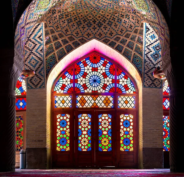 Şiraz, İran, 16 Temmuz 2021 Nasir ol Molk içinde veya İran 'ın Şiraz kentindeki çok ünlü ve güzel bir cami. Nasir ol Molk 'taki süsler