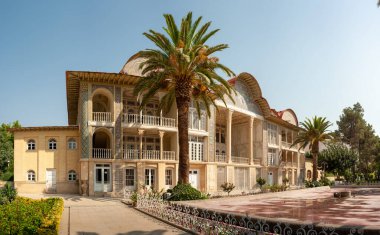 Şiraz, İran, 16 Temmuz 2021 güzel pavyonu, geleneksel İran çeşme sistemi ve palmiye ağaçları ile İran 'ın Eram bahçesi. Qavam Evi ve Eram Bahçesi 'nin doğası, UNESCO Dünya Mirası sahası