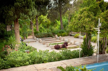 Şiraz, İran, 17 Temmuz 2021: Haft Tanan Müzesi, Şiraz, İran. Bahçedeki haft tanan mezarları, yedi mezar