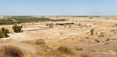 Persepolis 'teki harabelerin genel manzarası. Persepolis Old Persian: Prsa, Achaemenid İmparatorluğu 'nun törensel başkentiydi 