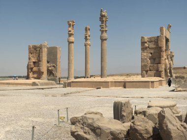 İran 'ın antik kenti Persepolis' te tüm milletlerin (Xerxes Gate) taş boğa heykelleri bulunmaktadır. UNESCO dünya mirası sahası