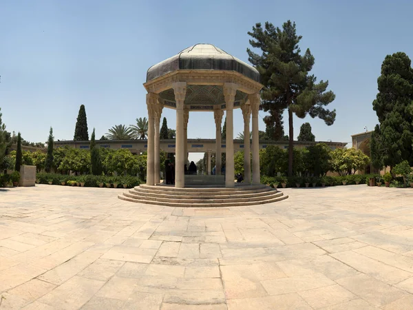 Шираз Иран Июля 2021 Могила Арамга Хафез Двор Вымощен Камнем — стоковое фото