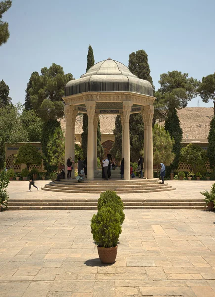 Шираз Иран Июля 2021 Могила Арамга Хафез Двор Вымощен Камнем — стоковое фото